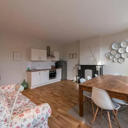 4 A Apartment *